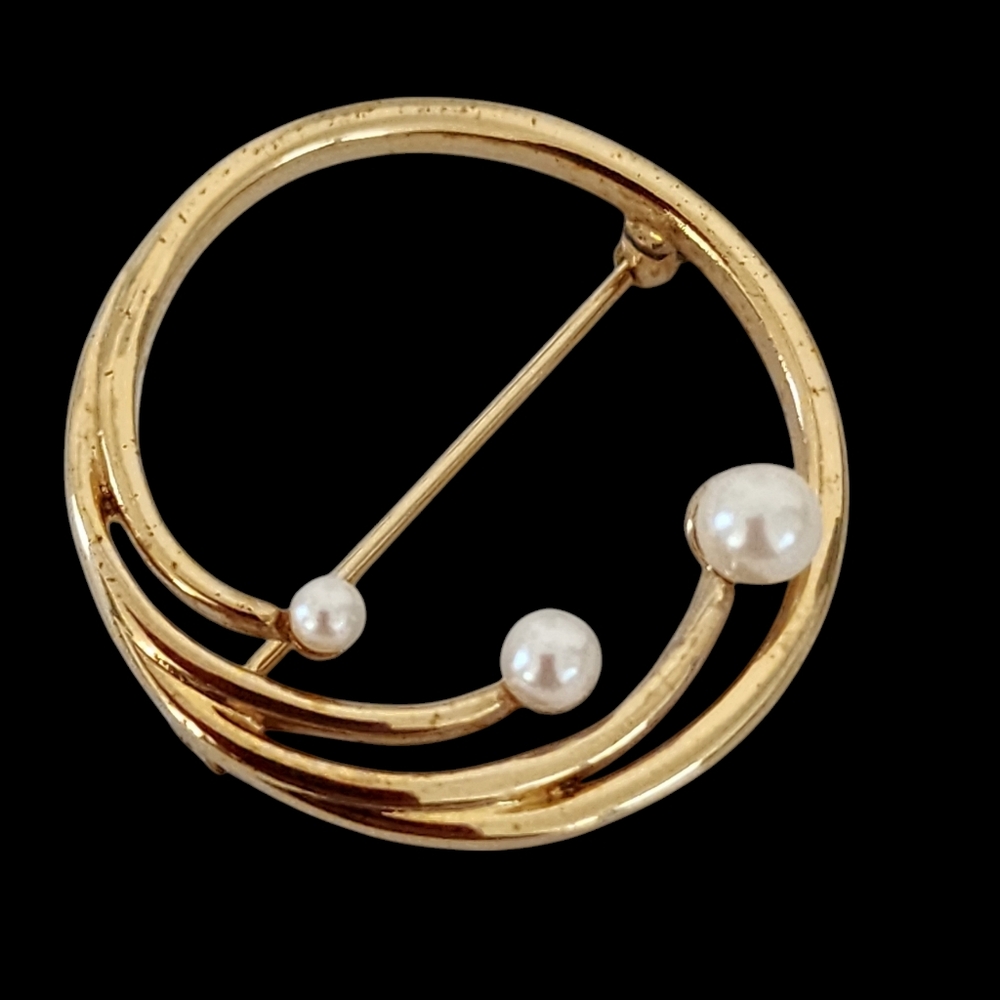 Monet vintage brooch vintage pin retro gold tone with faux pearls